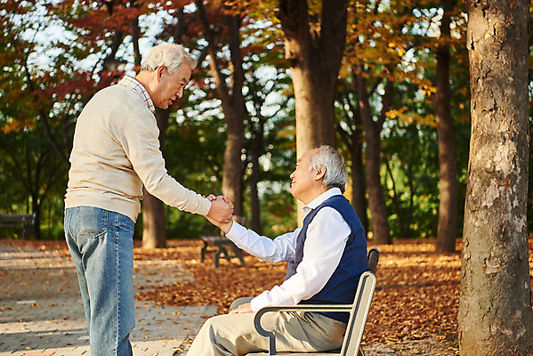 포토 JPG 주간 나무 공원 할아버지 노년 단풍 벤치 대화 서기 앉기 상반신 취미 야외 두명 옆모습 친구 실버라이프 손잡기 우정 산책 한국인 가을 은퇴 70대 격려 위로 노인남자만 국내포토 자연요소 식물 라이프스타일 계절 공공시설 남자 감정 뷰포인트 잎 의자 관계 모션 휴식 말하기 사람 동양인 성인 남자만 노인만 파일형식