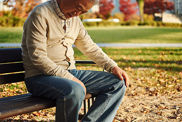 포토 JPG 주간 공원 할아버지 노년 남자 단풍 낙엽 생각 벤치 건강 한명 앉기 상반신 야외 옆모습 실버라이프 한국인 가을 고독 은퇴 고민 70대 독거노인 무릎통증 우울증 노인남자한명만 국내포토 자연요소 1 라이프스타일 계절 공공시설 감정 뷰포인트 잎 의자 모션 사람 동양인 성인 고통 질병 남자한명만 노인남자만 파일형식