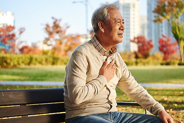 포토 JPG 주간 공원 할아버지 노년 남자 단풍 낙엽 벤치 건강 한명 앉기 상반신 야외 옆모습 실버라이프 고통 한국인 가을 고독 은퇴 고민 70대 가슴통증 독거노인 우울증 노인남자한명만 국내포토 자연요소 1 라이프스타일 계절 공공시설 감정 뷰포인트 잎 의자 모션 사람 동양인 성인 질병 남자한명만 노인남자만 파일형식