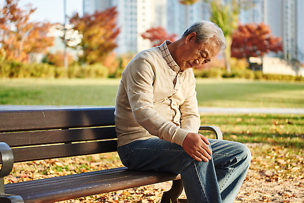 포토 JPG 주간 공원 할아버지 노년 남자 단풍 낙엽 벤치 건강 한명 앉기 상반신 야외 옆모습 실버라이프 고통 한국인 가을 고독 은퇴 고민 관절 무릎 70대 독거노인 무릎통증 우울증 노인남자한명만 국내포토 자연요소 1 라이프스타일 계절 공공시설 감정 뷰포인트 잎 의자 모션 뼈 사람 동양인 성인 신체부위 질병 남자한명만 노인남자만 파일형식