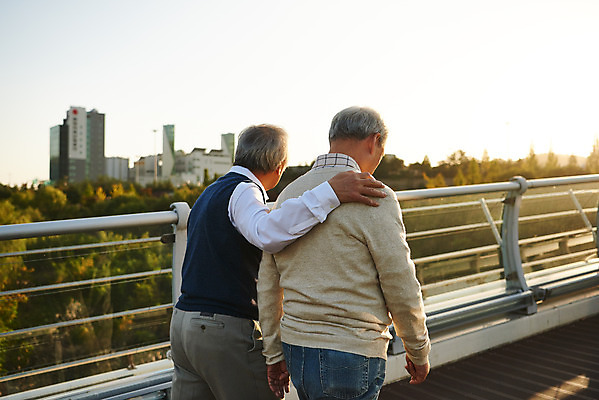 포토 JPG 주간 나무 공원 할아버지 노년 단풍 상반신 취미 야외 두명 뒷모습 친구 실버라이프 걷기 우정 산책 한국인 가을 은퇴 70대 격려 위로 노인남자만 국내포토 자연요소 식물 라이프스타일 계절 공공시설 남자 감정 뷰포인트 잎 관계 모션 휴식 사람 동양인 성인 남자만 노인만 파일형식