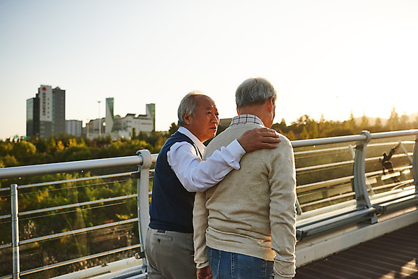 포토 JPG 주간 나무 공원 할아버지 노년 단풍 상반신 취미 야외 두명 뒷모습 친구 실버라이프 걷기 우정 산책 한국인 가을 은퇴 70대 격려 위로 노인남자만 국내포토 자연요소 식물 라이프스타일 계절 공공시설 남자 감정 뷰포인트 잎 관계 모션 휴식 사람 동양인 성인 남자만 노인만 파일형식