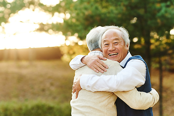 포토 JPG 주간 나무 공원 할아버지 노년 단풍 포옹 서기 미소 상반신 취미 야외 두명 옆모습 친구 실버라이프 우정 산책 한국인 가을 은퇴 70대 격려 위로 노인남자만 국내포토 자연요소 식물 라이프스타일 계절 공공시설 남자 감정 뷰포인트 잎 관계 안기 모션 휴식 표정 사람 동양인 성인 남자만 노인만 파일형식