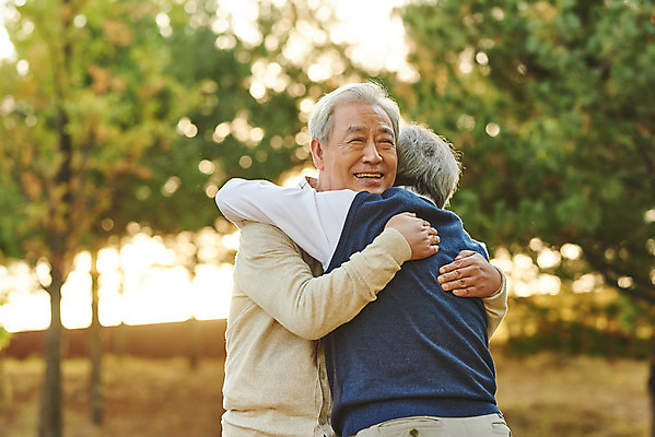 포토 JPG 주간 나무 공원 할아버지 노년 단풍 포옹 서기 상반신 취미 야외 두명 앞모습 뒷모습 친구 실버라이프 우정 산책 한국인 가을 은퇴 70대 격려 위로 노인남자만 국내포토 자연요소 식물 라이프스타일 계절 공공시설 남자 감정 뷰포인트 잎 관계 안기 모션 휴식 사람 동양인 성인 남자만 노인만 파일형식