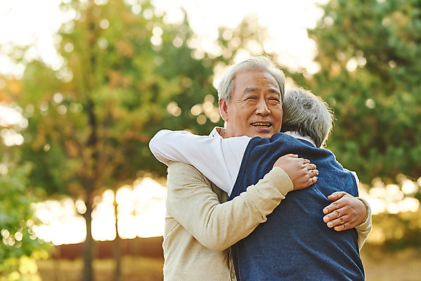 포토 JPG 주간 나무 공원 할아버지 노년 단풍 포옹 서기 상반신 취미 야외 두명 앞모습 뒷모습 친구 실버라이프 우정 산책 한국인 가을 은퇴 70대 격려 위로 노인남자만 국내포토 자연요소 식물 라이프스타일 계절 공공시설 남자 감정 뷰포인트 잎 관계 안기 모션 휴식 사람 동양인 성인 남자만 노인만 파일형식