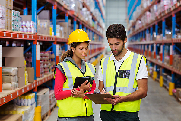 포토 JPG 해외이미지 여자 남자 실내 서기 상반신 20대 성인 두명 30대 상자 잡기 물류창고 성인만 해외202008 해외포토 모션 사람 청년 내부 장년 창고 파일형식