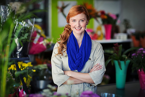 포토 JPG 해외이미지 백인 여자 꽃 실내 한명 서기 성인 앞모습 30대 팔짱 꽃집 성인여자한명만 해외202008 해외포토 서양인 식물 1 뷰포인트 모션 사람 내부 장년 상점 여자한명만 성인여자만 파일형식