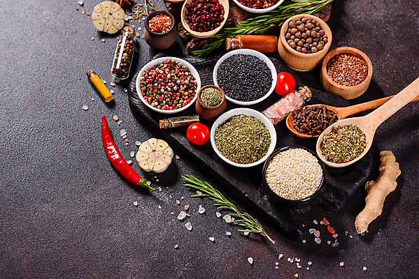 포토 JPG 해외이미지 잎 재료 탁자 사람없음 숟가락 양념 조미료 고수 가루 허브 소금 후추 카레 생강 바질 로즈메리 시나몬 강황 해외202008 해외포토 식물 음식 가구 채소 식재료 수저 향신료 향미료 파일형식