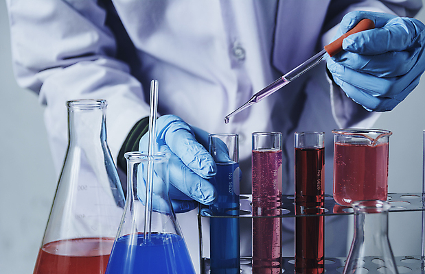 포토 JPG 해외이미지 실험기구 한명 들기 상반신 성인 앞모습 성인남자한명만 신약개발 해외202008 해외포토 1 뷰포인트 과학 모션 사람 개발 남자한명만 성인남자만 파일형식 신약_의학