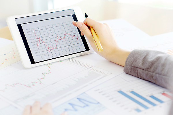 포토 JPG 해외이미지 직업 남자 인터넷 비즈니스 통신 손가락 성공 그래프 노동자 실내 사람 사람없음 금융 컴퓨터 사무실 알약 스크린 자료 장비 터치 가리킴 잡기 작업 비즈니스맨 비즈니스우먼 발표 센터 닫기 분석 경영자 투자 바쁨 패드 진행 지능 해외202008 해외포토 손 여자 컨셉 모션 손짓 내부 경제 전자제품 약 직장인 리더 파일형식