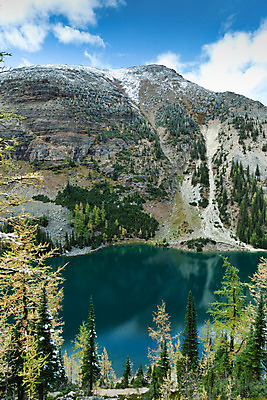 포토 JPG 해외이미지 나무 공원 호수 여행 캐나다 북아메리카 자연 하늘 산 프레임 풍경 사람없음 야외 초록색 물 여름 파란색 반사 하이킹 가을 황무지 숲 에메랄드 밴프 앨버타 터키석 해외202008 해외포토 자연요소 식물 계절 공공시설 컬러 레저 아메리카 보석 생태계 파일형식