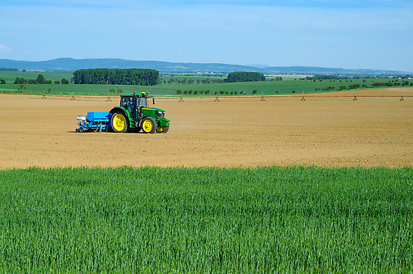 포토 JPG 해외이미지 식물 계절 밭 농업 하늘 옥수수 씨앗 풍경 사람없음 농작물 농장 기계 흙 봄 장비 수확 성장 시골 업무 농부 낟알 땅 밀 유기농 트랙터 밭일 심기 줄서기 세련 해외202008 해외포토 직업 웰빙 산업 모션 곡류 작업 농기계 특수차량 파일형식