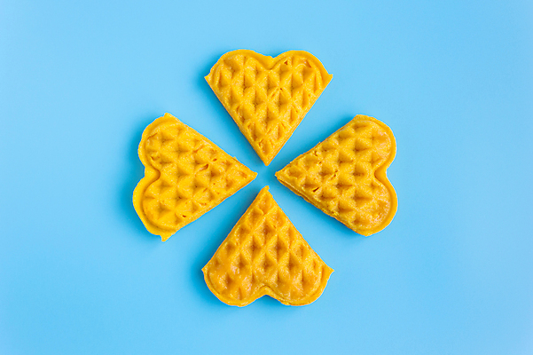 포토 JPG 해외이미지 디저트 사람없음 하트 파란배경 와플 해외202008 해외포토 모양 음식 백그라운드 파란색 파일형식