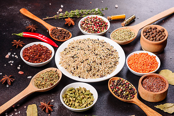 포토 JPG 해외이미지 잎 재료 탁자 사람없음 숟가락 양념 조미료 고수 가루 허브 소금 후추 카레 생강 바질 로즈메리 시나몬 강황 해외202008 해외포토 식물 음식 가구 채소 식재료 수저 향신료 향미료 파일형식