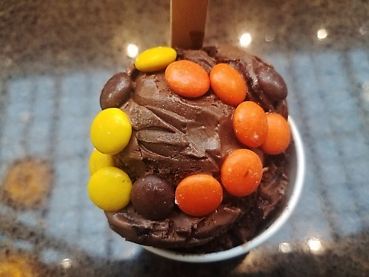 포토 JPG 해외이미지 음식 탁자 아이스크림 디저트 사탕 사람없음 목재 초콜릿 숟가락 기구 달콤 뿌리기 해외202008 해외포토 나무 가구 재료 모션 수저 맛 파일형식