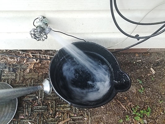 포토 JPG 해외이미지 사람없음 야외 물 금속 검은색 물뿌리개 젖음 흐름 플라스틱 양동이 해외202008 해외포토 자연요소 컬러 컨셉 재질 파일형식