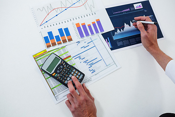 포토 JPG 해외이미지 라이프스타일 손 남자 비즈니스 그래프 설계 한명 사람 성인 금융 경제 계산기 계산 책상 흰배경 공유 회계 세금 스타일 성인남자한명만 해외202008 해외포토 1 가구 백그라운드 컨셉 문구용품 생활 신체부위 장비 흰색 남자한명만 성인남자만 파일형식