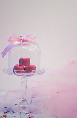 포토 JPG 해외이미지 음식 분홍색 유리 디저트 발렌타인데이 사탕 사랑 사람없음 장식 과자 초콜릿 하트 달콤 프랄린 해외202008 해외포토 모양 감정 컬러 데이이벤트 재질 맛 파일형식