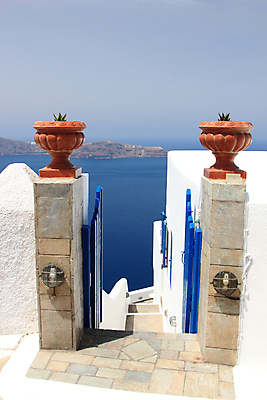 포토 JPG 해외이미지 식물 응시 바다 섬 여행 의자 우산 탁자 호텔 휴가 아파트 풍경 사람없음 여름 파란색 탐험 발코니 흰색 보트 크루즈 지중해 그리스 대문 화산 엽서 환영 산토리니 그리스인 가림막 해외202008 해외포토 서양인 시선 계절 유럽 컬러 가구 배_교통 숙소 산 주택 문 편지 파일형식