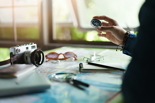 포토 JPG 해외이미지 백인 라이프스타일 손 커플 응시 종이 여행 백그라운드 컨셉 지도 비즈니스 장신구 탁자 모바일 휴가 함께함 실내 사람 사람없음 목재 스마트폰 핸드폰 세계 여행객 카메라 가리킴 플랫 계획 정상 모험가 여권 보여주기 대패 해외202008 해외포토 서양인 나무 시선 가구 재료 관계 모션 손짓 내부 생활 신체부위 전자제품 스마트기기 파일형식