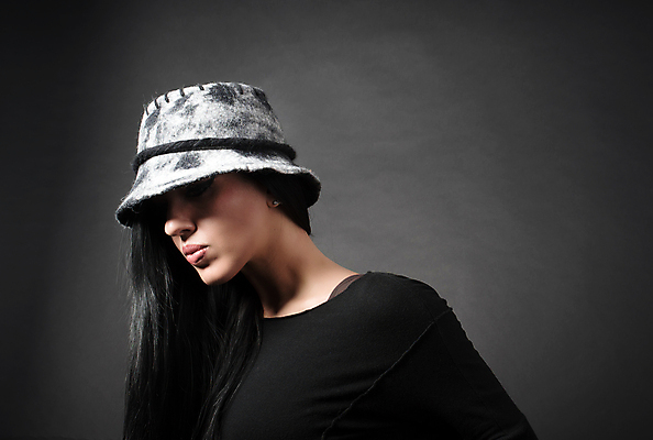 포토 JPG 해외이미지 모자 드레스 여자 얼굴 백그라운드 겨울 신체 한명 금발 유행 검은색 화장품 꿈 우아함 발사 수집 캡모자 해외202008 해외포토 모자_잡화 1 헤어스타일 잡화 옷 계절 컬러 컨셉 사람 신체부위 뷰티 파일형식