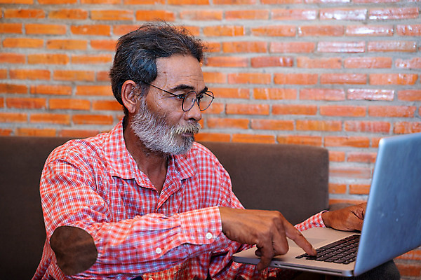 포토 JPG 해외이미지 백인 직업 1 남자 안경 인터넷 사업가 통신 휴식 주택 직장 한명 상반신 내부 가로 노트북 컴퓨터 공책 정보 관찰 타이핑 작업 네트워크 고급 60대 연결 휴대용 은퇴 사이버 무선전화기 책상 70대 온라인 리빙 옛날 성인만 카피스페이스 해외202008 해외포토 서양인 잡화 노년 가구 컨셉 회사 모션 문구용품 사람 건물 전자제품 공백 전화기 오브젝트 파일형식