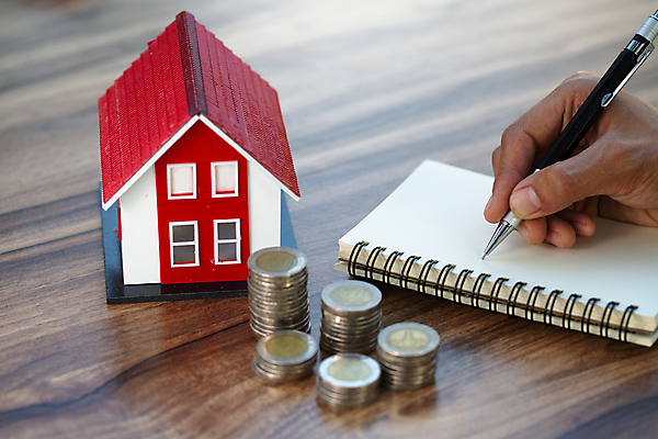 포토 JPG 해외이미지 라이프스타일 여자 종이 백그라운드 컨셉 돈 비즈니스 성공 지붕 주택 사람 사람없음 건물 금융 경제 빛 쌓기 동전 저축 성장 재산 구매 계획 가격 오브젝트 투자 결제 회계 대여 대출 빚 계좌 발명 세금 예산 진짜 해외202008 해외포토 건축물 모션 생활 쇼핑 파일형식