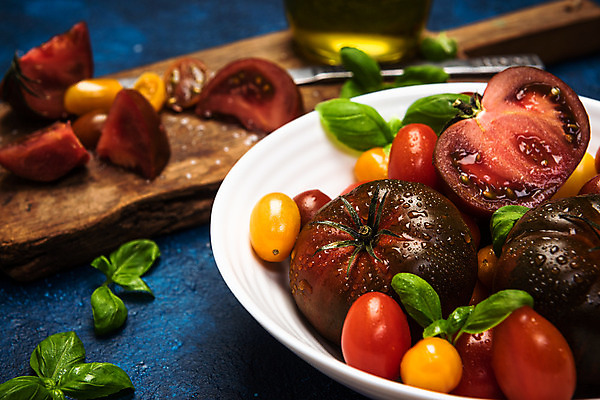 포토 JPG 해외이미지 식물 음식 조각 백그라운드 다이어트 토마토 채소 재료 자연 건강 사람없음 빨간색 초록색 정원 활발 샐러드 수확 신선 그룹 시장 맛 자르기 유기농 날것 머리위 바질 내추럴 밭일 숙성 채식주의자 비건 해외202008 해외포토 웰빙 컬러 컨셉 농업 모션 생태계 채식 파일형식