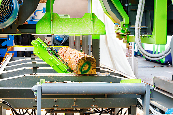 포토 JPG 해외이미지 교육 산업 비즈니스 공장 사람없음 야외 목재 기계 장비 공구 소나무 판넬 제조 큼 자르기 천 목수 회전 통나무 치수 획득 잡동사니 내추럴 수목 자동 톱질 특별함 해외202008 해외포토 나무 직업 컨셉 재료 공업 모션 도구 직물 크기 파일형식