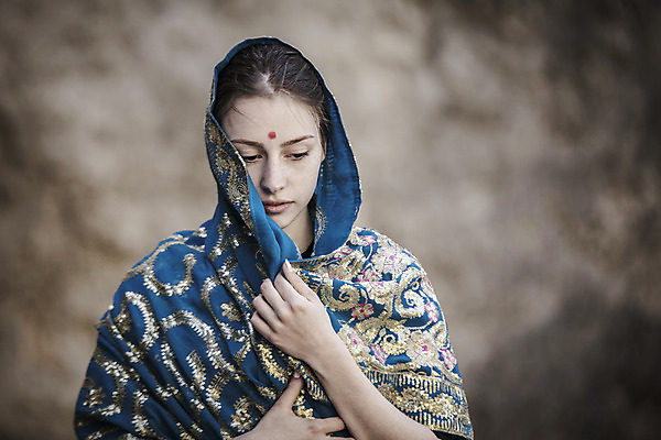 포토 JPG 해외이미지 백인 모델 전통 드레스 옷 여자 행복 유럽 종교 문화 얼굴 여행 결혼 결혼식 한명 사람 인종 이벤트 성인 야외 빛 유행 흰색 축하 우아함 인도인 동쪽 사리 힌두교 해외202008 관능적 해외포토 서양인 외국인 1 감정 나라 컬러 컨셉 동양인 신체부위 방향 파일형식