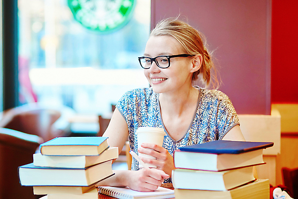 포토 JPG 해외이미지 백인 여자 청소년 실내 한명 들기 상반신 앞모습 10대 학습 카페 커피잔 책더미 십대여자한명만 안경낌 카공족 해외202008 해외포토 서양인 1 교육 안경 커피 뷰포인트 모션 잔 사람 내부 책 상점 신조어 무더기 약어 여자한명만 십대여자만 파일형식
