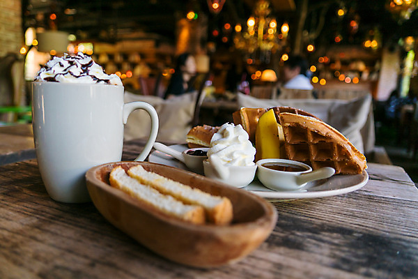 포토 JPG 해외이미지 접시 커피 딸기 디저트 사람없음 컵 소프트포커스 크림 브런치 시럽 와플 해외202008 해외포토 식기 음료 음식 과일 촬영기법 식사 파일형식