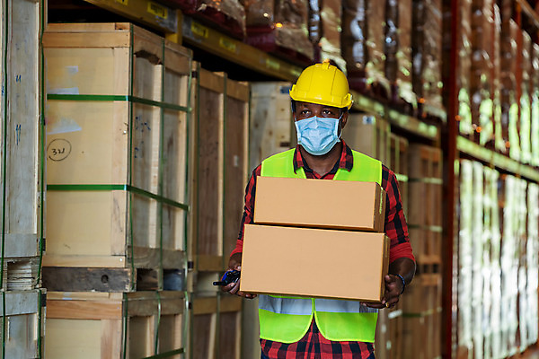 포토 JPG 해외이미지 남자 실내 마스크 한명 서기 들기 사람 상반신 성인 앞모습 상자 물류창고 성인남자한명만 해외202008 해외포토 1 뷰포인트 모션 내부 창고 남자한명만 성인남자만 파일형식