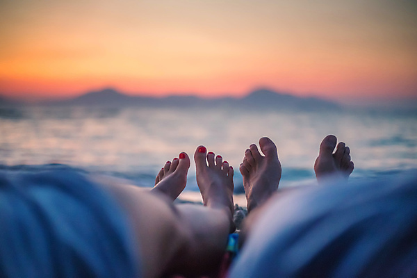 포토 JPG 해외이미지 커플 여자 남자 행복 모래 바다 여행 컨셉 2 자연 휴가 함께함 사랑 사람 사람없음 야외 물 여름 일출 일몰 산책 신혼여행 잡기 양발 해외202008 해외포토 자연요소 계절 감정 결혼 관계 모션 휴식 노을 생태계 파일형식