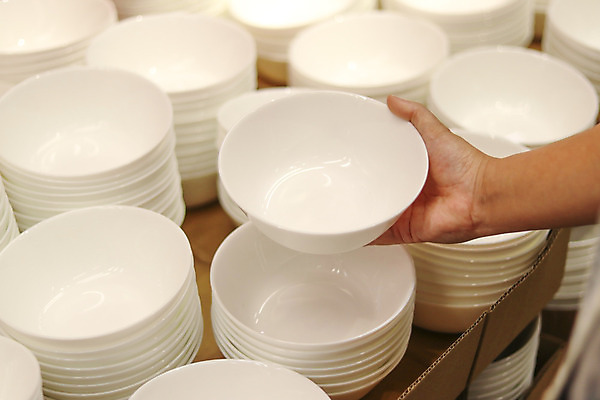 포토 JPG 해외이미지 그릇 식기 접시 손 잡화 주방용품 선반 손잡이 사람없음 장식 컵 세트 세일 상점 주방 여러개 장비 머그컵 흰색 기구 잡기 도자기 사발 선택 구매 컨테이너 쇼핑몰 오브젝트 진열장 겹침 팔 매각 백자 해외202008 해외포토 산업 컬러 가구 생활용품 다수 컨셉 모션 신체부위 쇼핑 사기그릇 파일형식