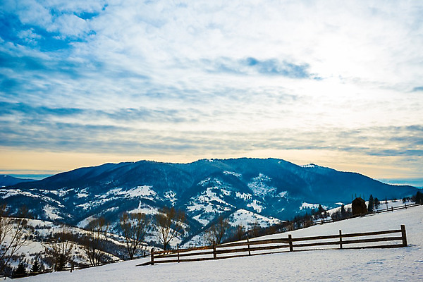 포토 JPG 해외이미지 계절 유럽 여행 백그라운드 겨울 자연 하늘 휴가 산 파노라마 풍경 사람없음 야외 파란색 울타리 우주 환경 냉동 얼음 황혼 일몰 하이킹 추위 흰색 시골 야간 신비 서리 북쪽 내추럴 절정 폭설 눈내림 가문비나무 해외202008 해외포토 자연요소 나무 나라 컬러 컨셉 레저 눈_날씨 촬영기법 담장 노을 자연재해 방향 생태계 파일형식