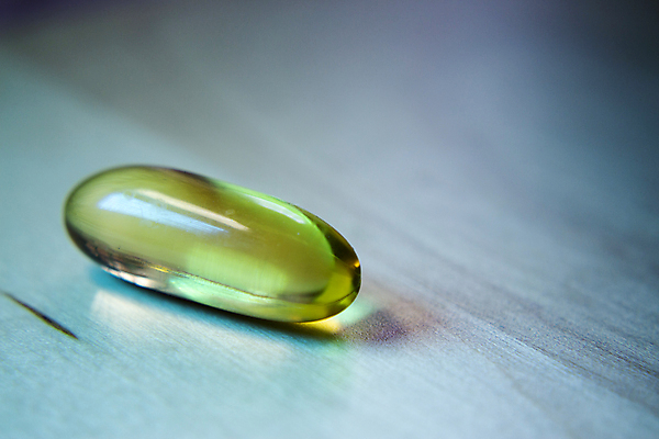 포토 JPG 해외이미지 백그라운드 다이어트 건강 3 어류 사람없음 목재 알약 약 노란색 흰색 투명 황금 약국 간 조제 보충 고립 오메가 해외202008 해외포토 나무 컬러 재료 의학 수중동물 장기_의학 만들기 파일형식