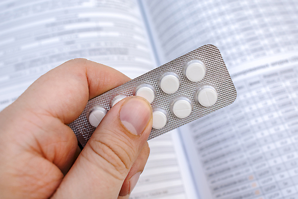 포토 JPG 해외이미지 손 웰빙 산업 과학 백그라운드 포장 손가락 건강 병원 사람없음 치료 알약 약 의사 흰색 열 닫기 질병 약국 처방 온도 문제 중독 조제 고립 돌봄 마약 백신 인플루엔자 증상 치유 항생제 도핑 해외202008 해외포토 컬러 의학 모션 신체부위 의료진 바이러스 만들기 파일형식