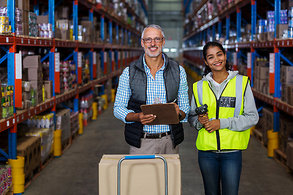 포토 JPG 해외이미지 남자 중년 50대 실내 서기 들기 상반신 20대 두명 상자 물류창고 해외202008 해외포토 모션 사람 청년 성인 내부 창고 파일형식