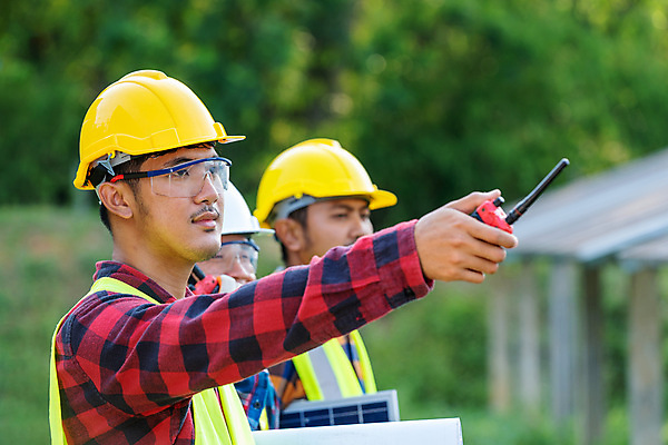 포토 JPG 해외이미지 식물 산업 비즈니스 건축양식 사업가 하늘 지붕 노동자 세포 안전 사람 야외 세명 노트북 컴퓨터 태양 환경 힘 재활용 발전기 에너지 작업 판넬 그룹 기술자 엔지니어 계획 헬멧 건축가 확인 보안 태양에너지 공학 설정 생태학 센서 수집가 해외202008 해외포토 자연요소 직업 교육 건축 컨셉 전자제품 발전소 그린에너지 보호장비 친환경 파일형식