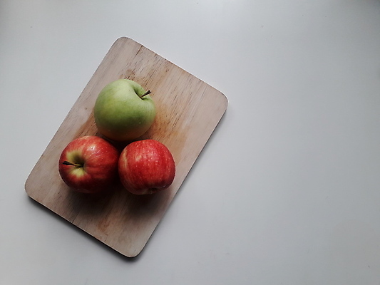 포토 JPG 해외이미지 음식 백그라운드 다이어트 채소 과일 자연 건강 안전 사람없음 목재 빨간색 초록색 흰색 신선 달콤 사과 유기농 건강식 내추럴 숙성 정육점 채식주의자 해외202008 해외포토 나무 웰빙 컬러 재료 상점 맛 생태계 채식 파일형식