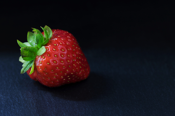 포토 JPG 해외이미지 딸기 검은배경 근접촬영 사람없음 해외202008 해외포토 뷰포인트 백그라운드 과일 검은색 파일형식