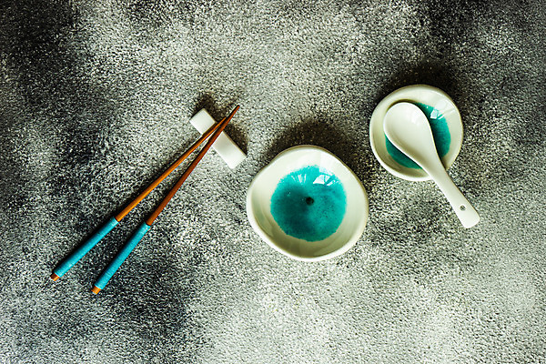 포토 JPG 해외이미지 식기 접시 아시아 음식 백그라운드 컨셉 젓가락 탁자 한국 동양인 사람없음 장식 세트 일본 검은색 칠판 중국 어둠 시골 사발 은색 설정 카피스페이스 해외202008 해외포토 나라 컬러 가구 수저 인종 공백 사기그릇 파일형식