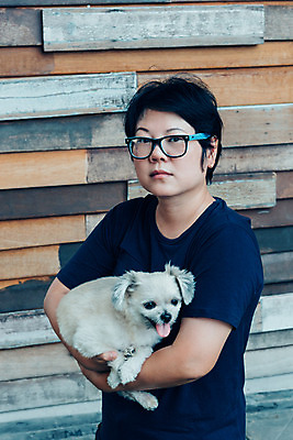 포토 JPG 해외이미지 한마리 여자 벽 여행 안기 한명 사람 상반신 성인 옆모습 반려동물 개 성인여자한명만 안경낌 해외202008 해외포토 동물 1 안경 뷰포인트 포유류 모션 여자한명만 성인여자만 파일형식