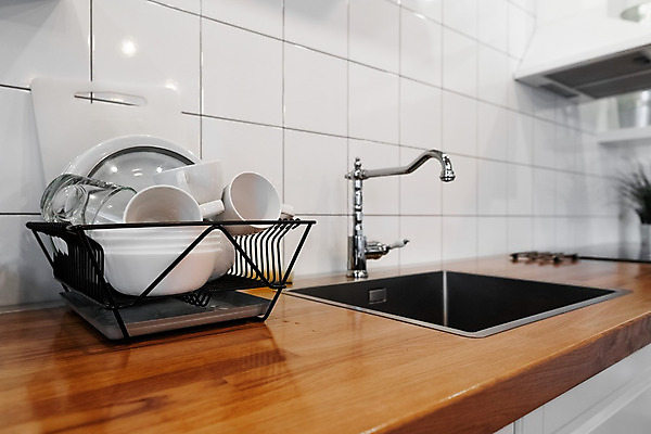 포토 JPG 해외이미지 그릇 식기 접시 디자인 가구 유리 새로움 선반 주택 건조 쟁반 사람없음 내부 목재 컵 금속 주방 젖음 머그컵 기구 도자기 플라스틱 수도꼭지 유리그릇 백자 신발장 철강 해외202008 해외포토 나무 생활용품 컨셉 재료 재질 건물 파일형식