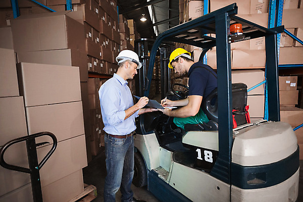 포토 JPG 해외이미지 남자 실내 서기 상반신 20대 성인 두명 옆모습 30대 상자 지게차 물류창고 성인남자만 해외202008 해외포토 뷰포인트 모션 사람 청년 내부 장년 중장비 창고 남자만 성인만 파일형식