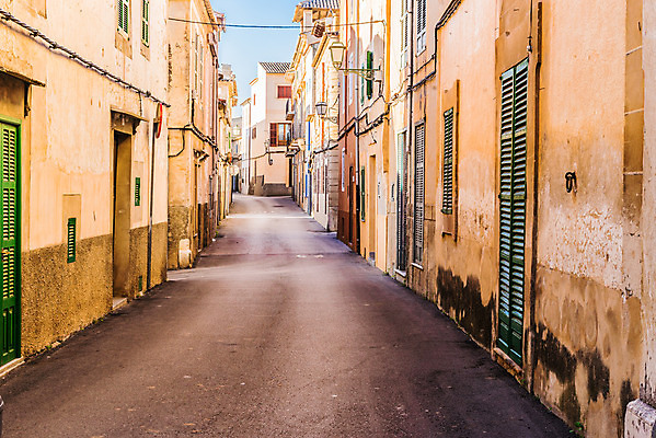 포토 JPG 해외이미지 유럽 문화 벽 섬 여행 건축양식 창문 거리 주택 사람없음 야외 건물 관광지 여행객 문 마을 골동품 시골 도시 역사 스페인 지중해 타운 남쪽 셔터 구시가지 옛날 해외202008 해외포토 건축물 건축 나라 바다 사람 방향 파일형식