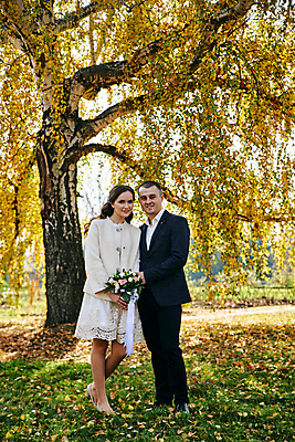 포토 JPG 해외이미지 백인 라이프스타일 커플 공원 여자 남자 딸 행복 결혼 2 가족 관계 자연 결혼식 엄마 남편 휴가 함께함 사랑 사람 성인 야외 두명 부모 낭만 흰색 축하 아내 아빠 해외202008 해외포토 서양인 공공시설 감정 컬러 컨셉 이벤트 생활 생태계 파일형식