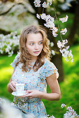 포토 JPG 해외이미지 나무 라이프스타일 드레스 공원 꽃 유럽 음료 휴식 한명 사람 성인 야외 컵 정원 고요 봄 벚꽃 흰색 체리 4월 날씬함 향 해외202008 해외포토 식물 1 식기 옷 계절 공공시설 나라 컬러 컨셉 과일 생활 날짜 몸매 파일형식