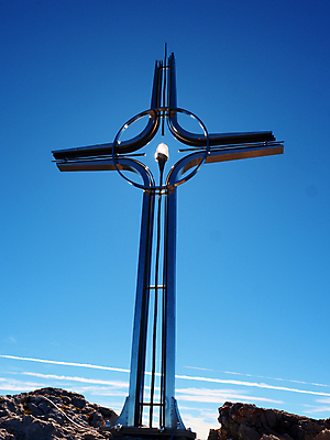 포토 JPG 해외이미지 접시 종교 밧줄 스포츠 십자가 자연 하늘 바람 휴가 풍경 사람없음 관광지 새벽 트래킹 바위 기도 영혼 정상 심볼 묘사 사인 알프스 산봉우리 신앙심 오리엔테이션 절정 수평선 국경 산맥 해외202008 해외포토 자연요소 식기 유럽 줄 여행 레저 날씨 산 돌_바위 생태계 봉우리 파일형식